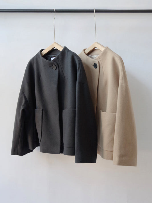 SHORT ROUND NECK COAT  | SI-HIRAI