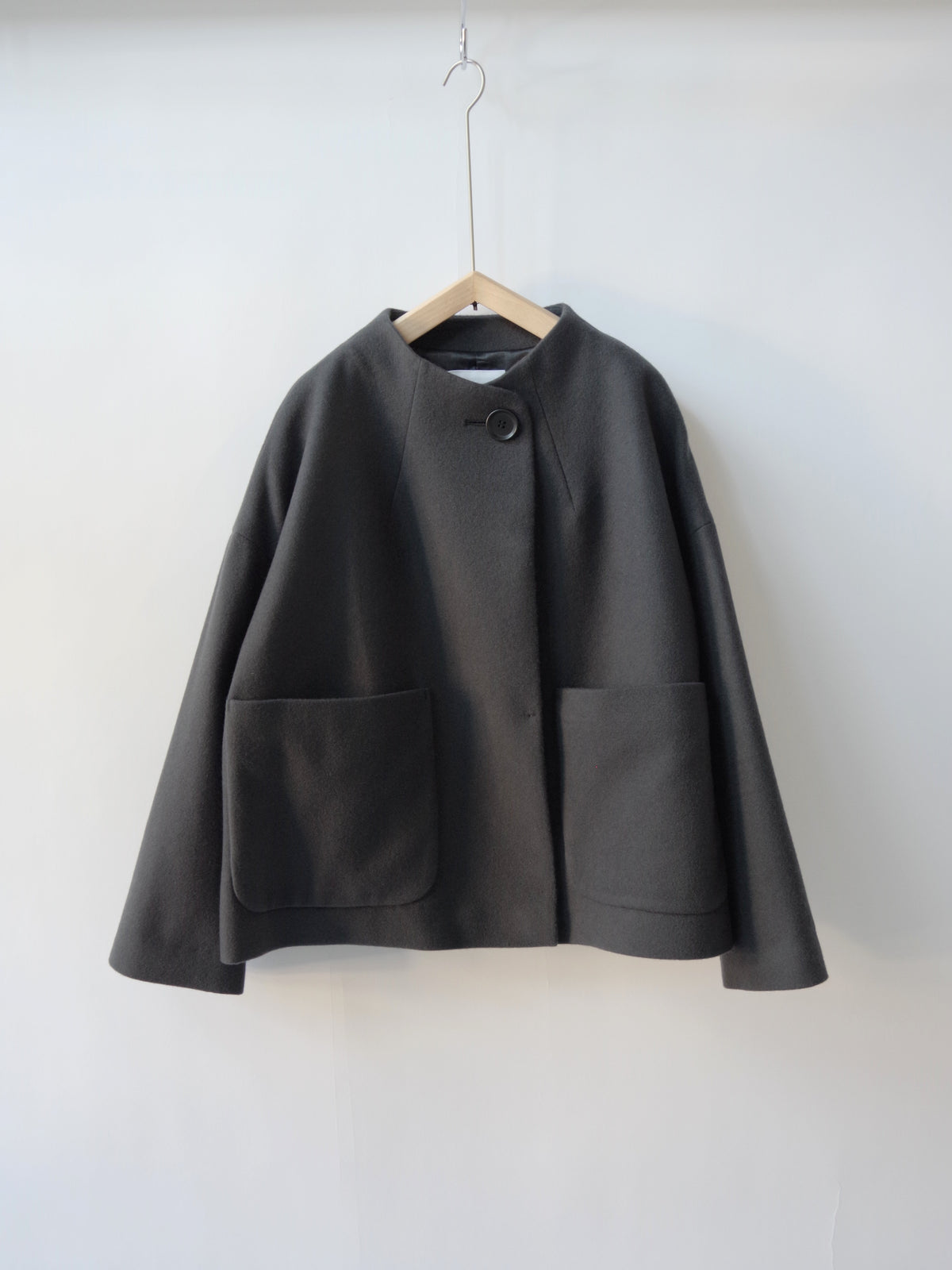 SHORT ROUND NECK COAT  | SI-HIRAI