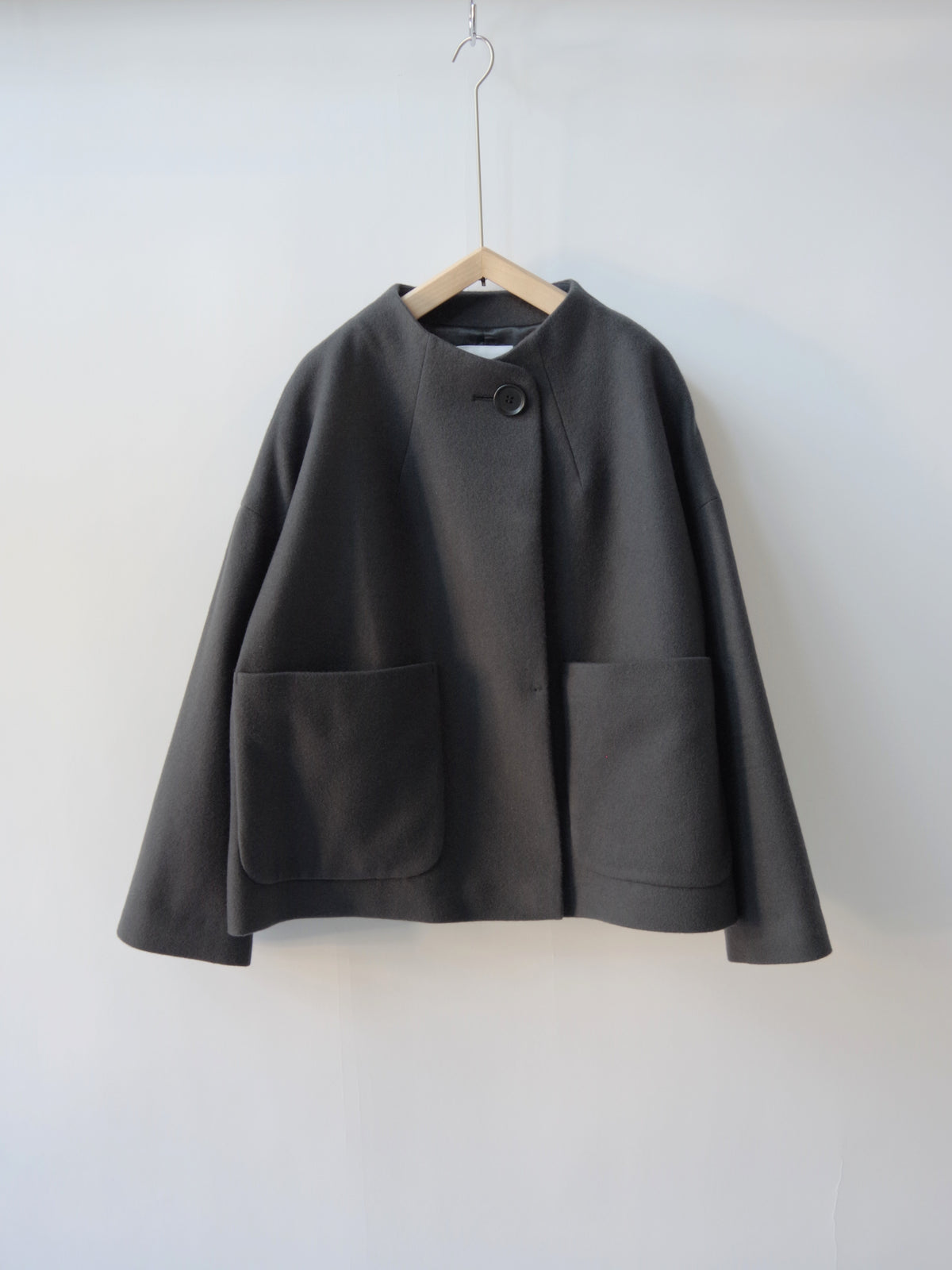 SHORT ROUND NECK COAT  | SI-HIRAI