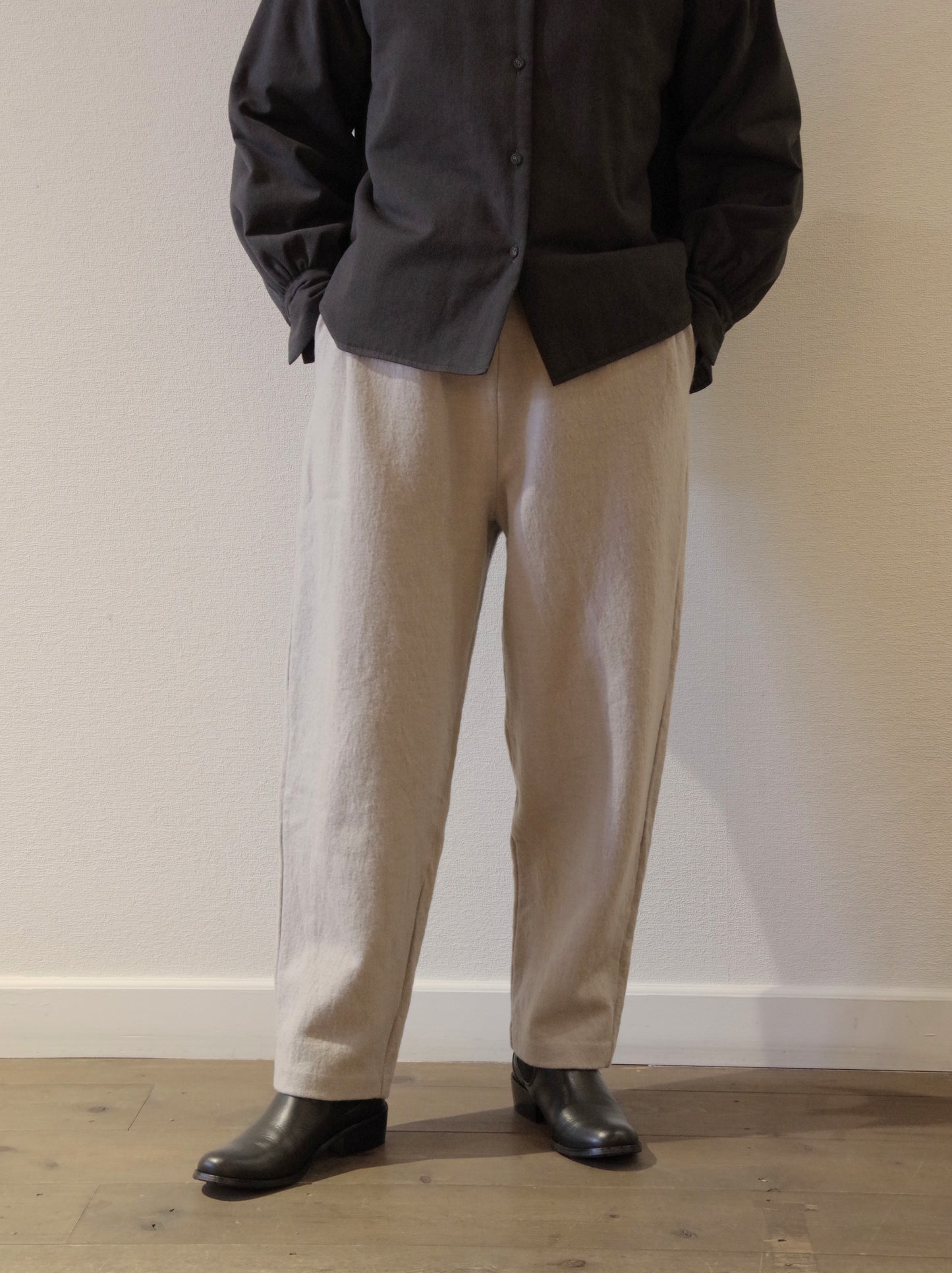 ウール圧縮 イージーテーパードパンツ | UNIVERSAL TISSU