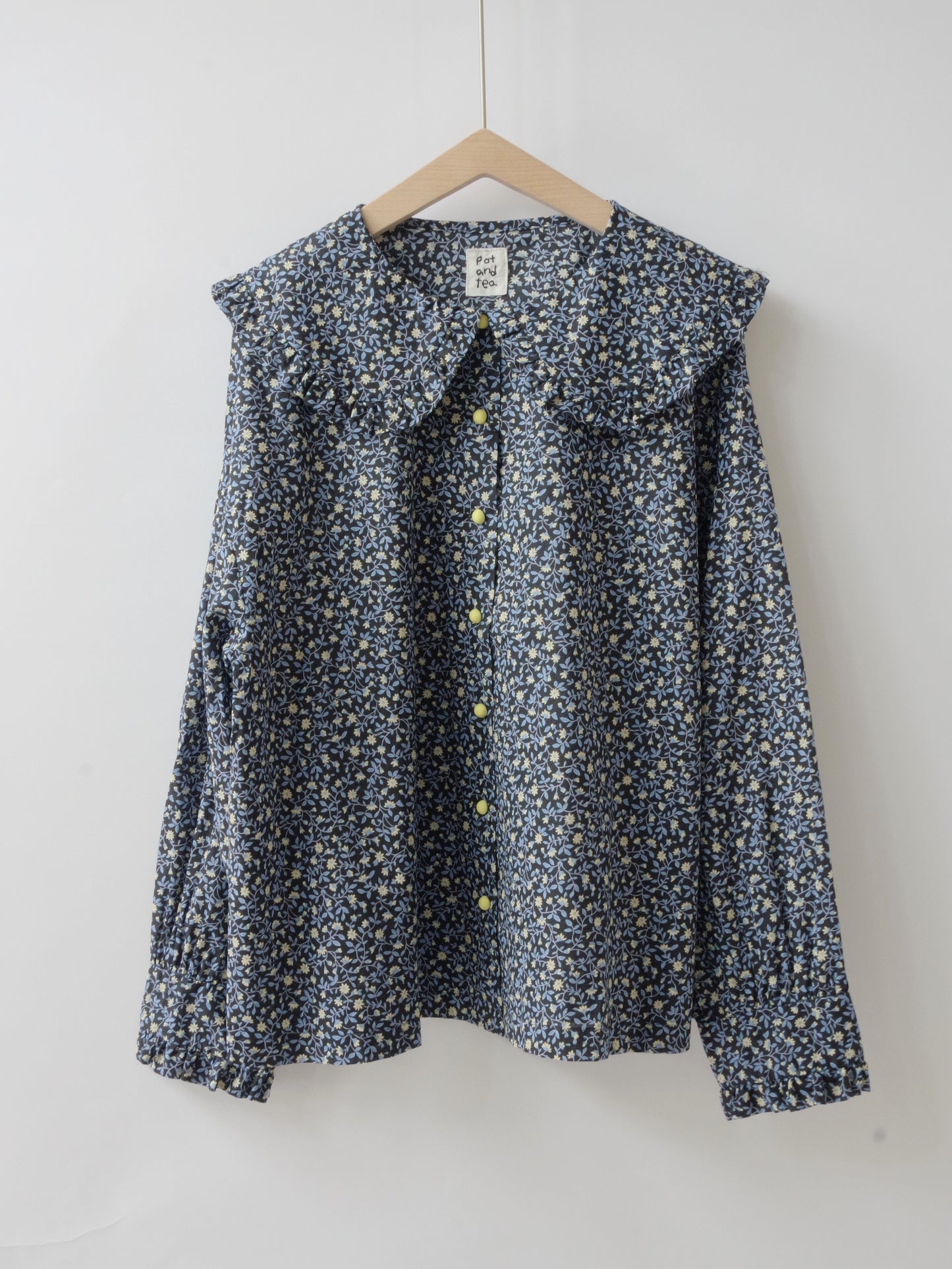 小花プリントフリルビックカラーブラウス | potandtea