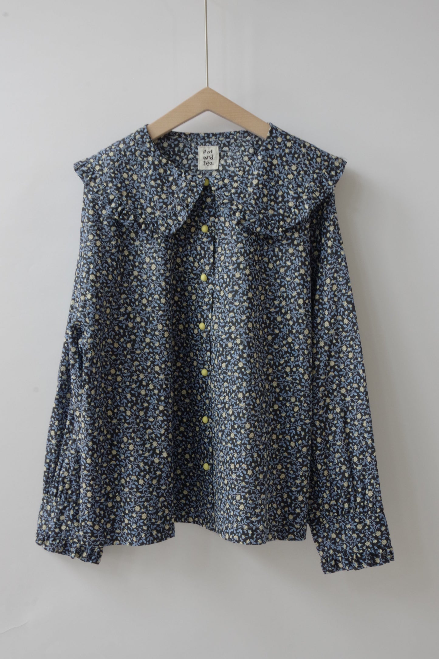 小花プリントフリルビックカラーブラウス | potandtea