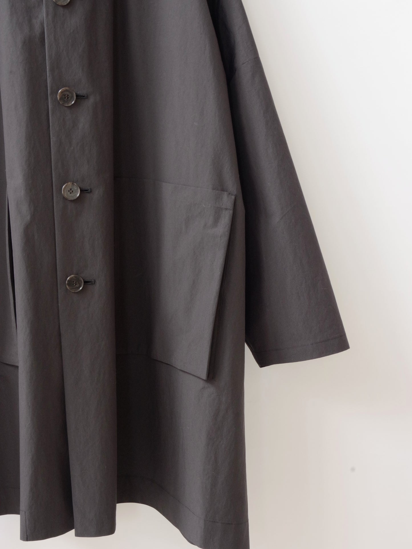 コットンナイロンタフタフーデットコート | atelier naruse