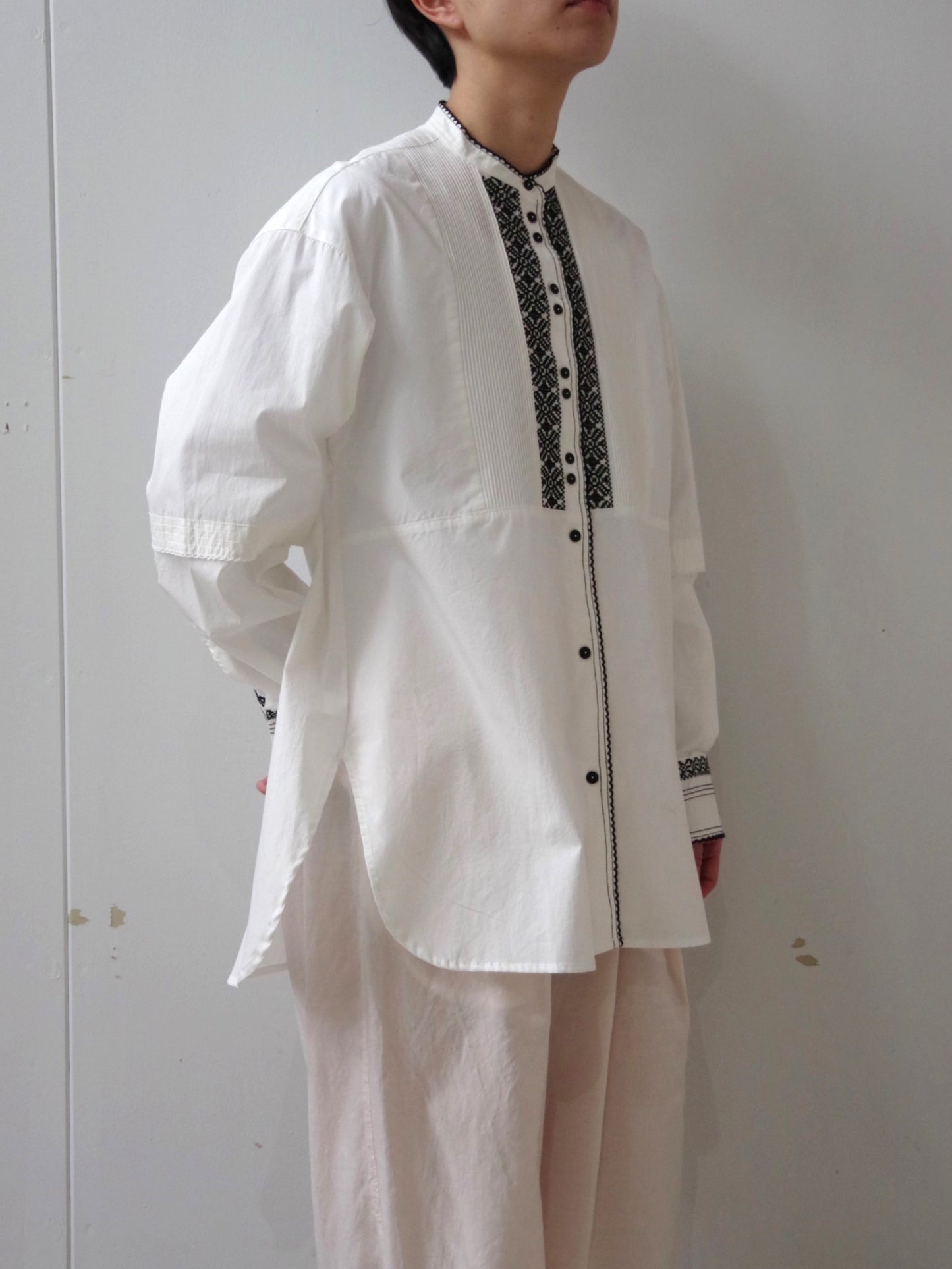 刺繍タック　シャツ | yuni