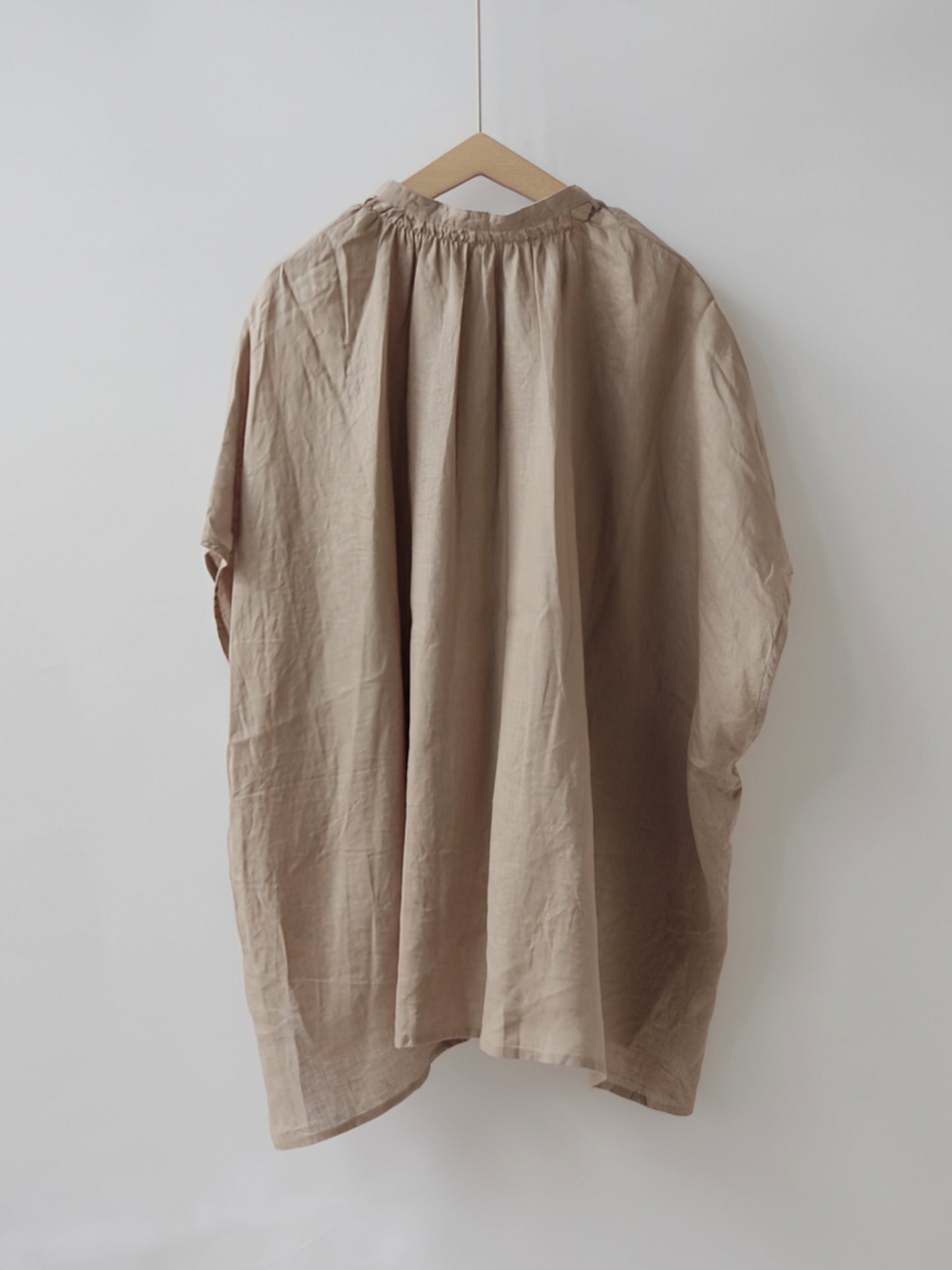 フレンチリネン　比翼あきシャーリングワイドブラウス | UNIVERSAL TISSU