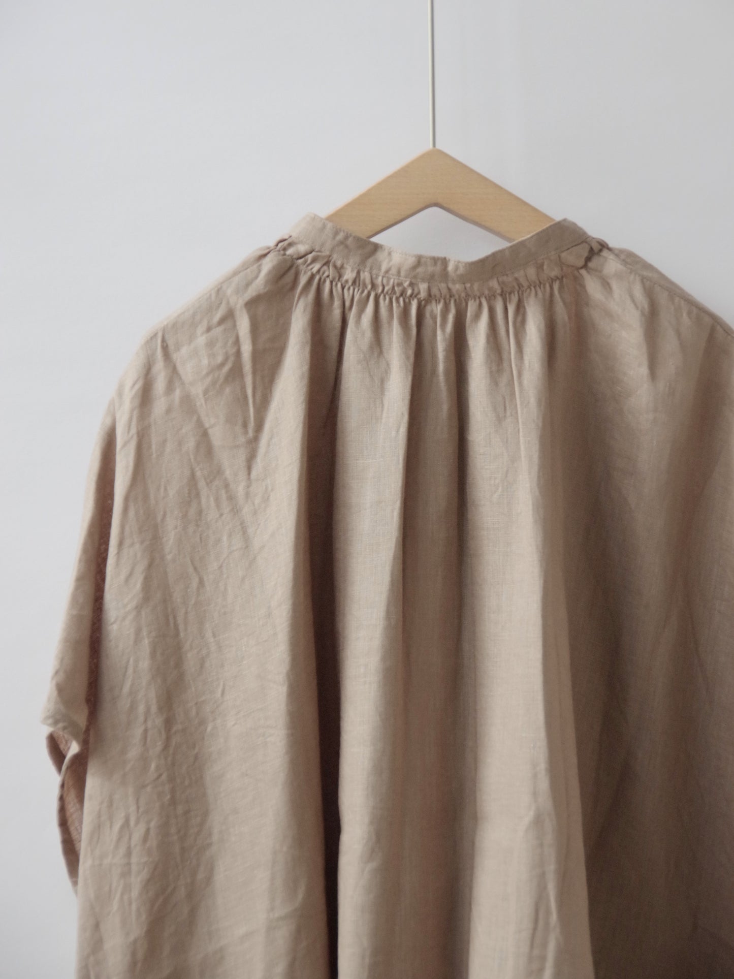 フレンチリネン　比翼あきシャーリングワイドブラウス | UNIVERSAL TISSU