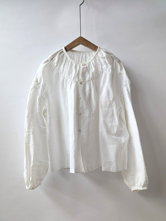 高密度コットンリネンワッシャー シャーリングギャザー ブラウス | iki