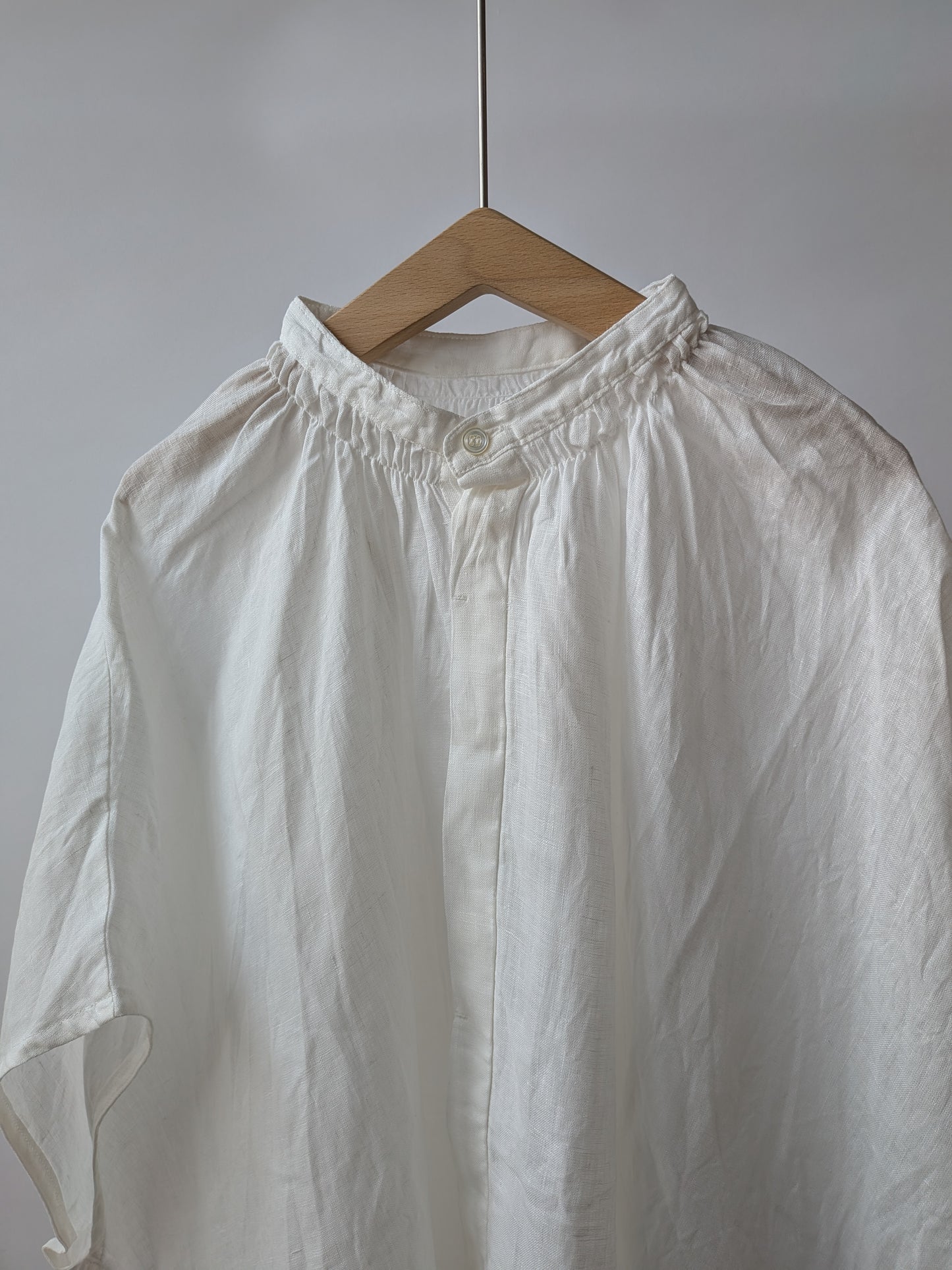 フレンチリネン　比翼あきシャーリングワイドブラウス | UNIVERSAL TISSU