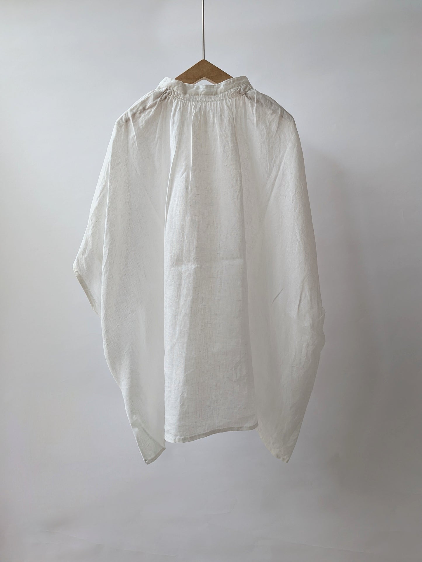 フレンチリネン　比翼あきシャーリングワイドブラウス | UNIVERSAL TISSU