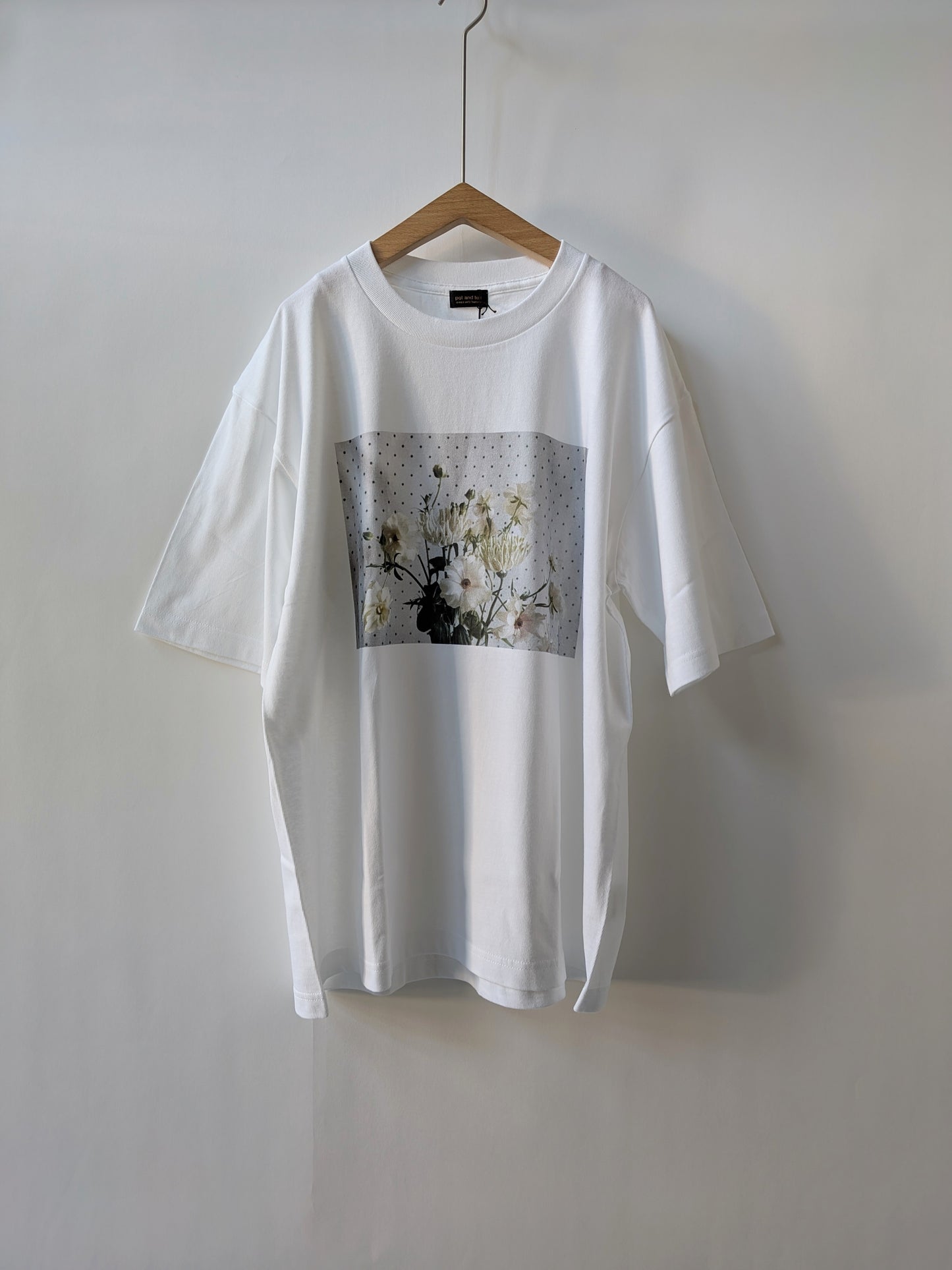 シックなラナンキュロス柄 Tシャツ | potandtea