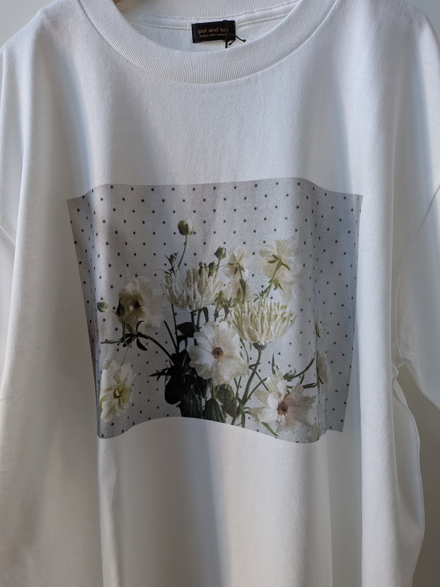 シックなラナンキュロス柄 Tシャツ | potandtea