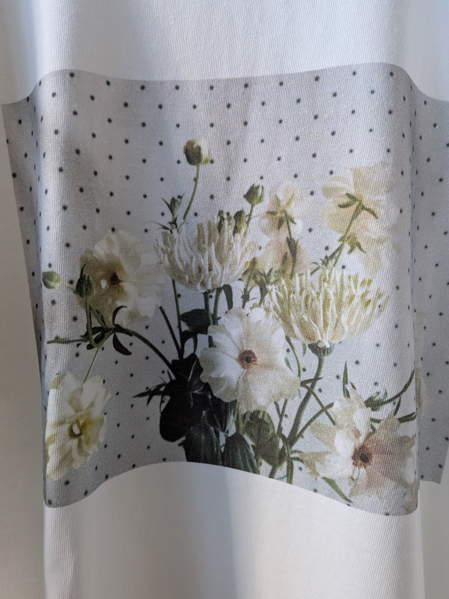 シックなラナンキュロス柄 Tシャツ | potandtea