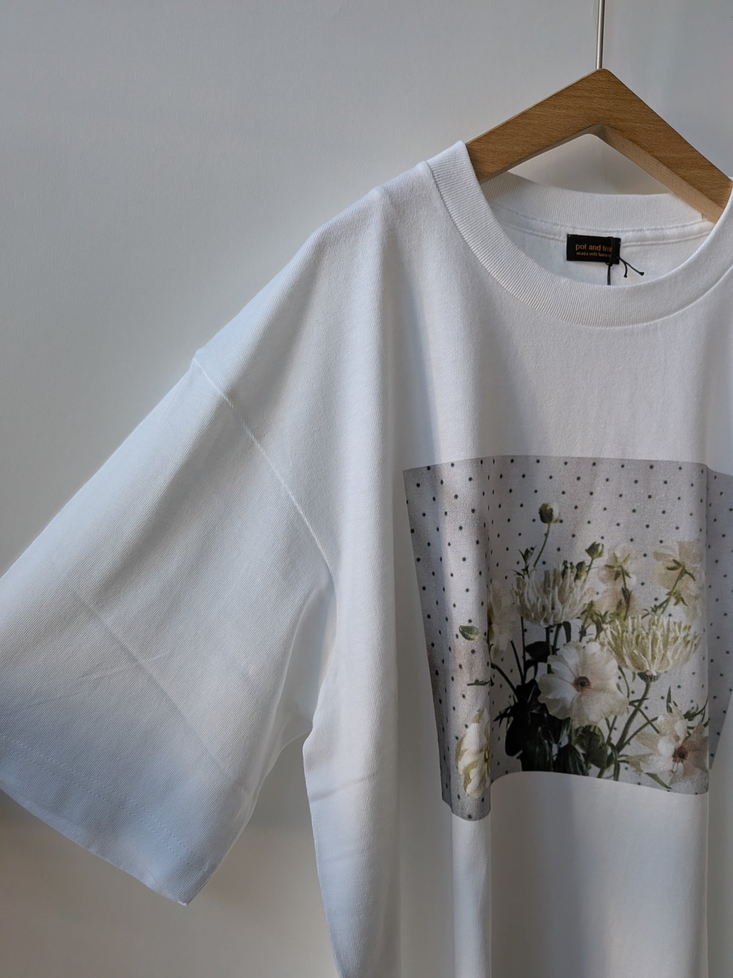 シックなラナンキュロス柄 Tシャツ | potandtea