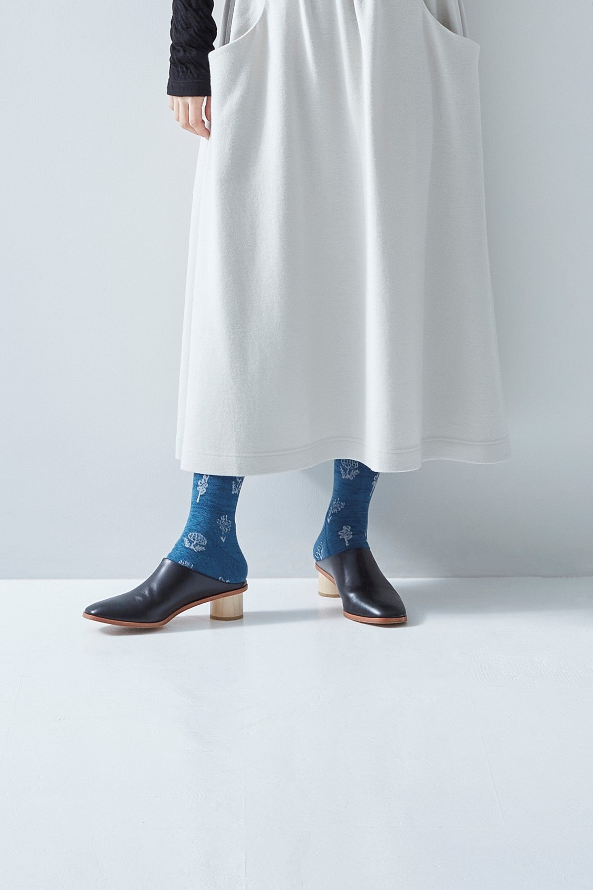 cotton wool - monotone flower - compression socks | atelier naruse